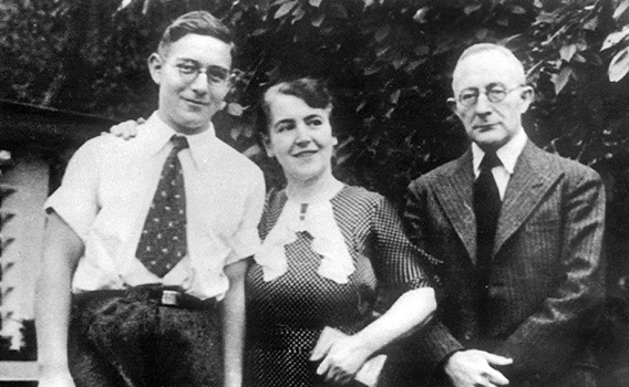 Jacob (Otto) Pins with his parents in 1936 before his departure to Palestine