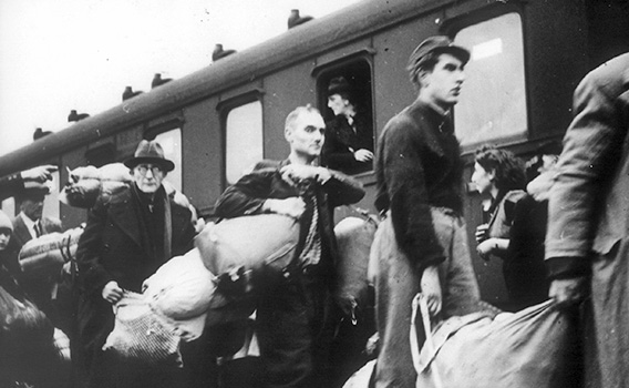 Dr. Leo Pins (mit Hut) 1941 bei der Deportation auf dem Bahnhof in Bielefeld