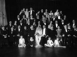 Bei einer Hochzeit: Frieda und Siegfried und Kirchheimer (3. Reihe, 2. u. 6. Person von links)  