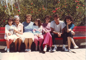 Lotte Hahn und Ruth Zadek (2. u. 3. v. l.), die Töchter von Julius und Anna Netheim, mit Ruths Kindern und Enkeln um 1986 in Israel  