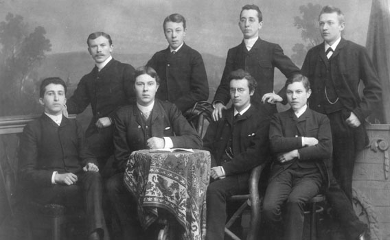 Alfred Michaelis (links, laut Beschriftung) 1891 beim Abitur am KWG.  