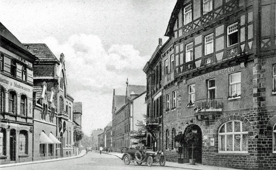 Links das heute verschwundene Wohn- und Geschäftshaus Rosenstern in der Grubestraße (=Corbiestraße) um 1910  