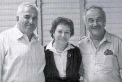 Ruth Zadek, geb. Netheim mit den ebenfalls aus Norden emigrierten Zvi (Erich) Weinberg und Rudy Wolff 1985 beim Besuch in Norden  
