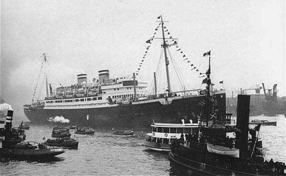 Die <i>Saint Louis</i> am 13. Mai 1939 bei der Abfahrt aus dem Hamburger Hafen  