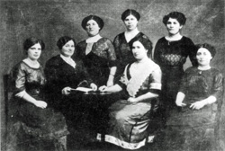Ida Weil (3. v. rechts) um 1912 bei einem Kaffeekränzchen  